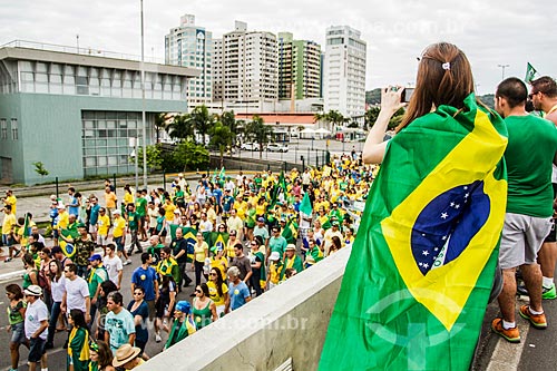  Manifestante enrolado na bandeira do Brasil durante a manifestação pelo impeachment da Presidente Dilma Rousseff em 13 de março  - Florianópolis - Santa Catarina (SC) - Brasil