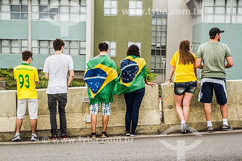  Manifestantes enrolados na bandeira do Brasil durante a manifestação pelo impeachment da Presidente Dilma Rousseff em 13 de março  - Florianópolis - Santa Catarina (SC) - Brasil