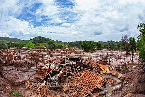  Ruína de casa após o rompimento de barragem de rejeitos de mineração da empresa Samarco em Mariana (MG)  - Mariana - Minas Gerais (MG) - Brasil