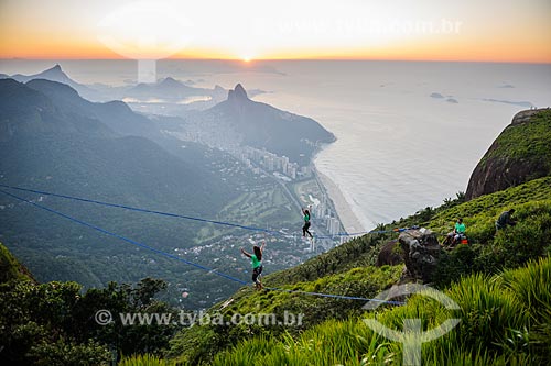  Praticantes de slackline na Pedra da Gávea com São Conrado e Morro Dois Irmãos ao fundo  - Rio de Janeiro - Rio de Janeiro (RJ) - Brasil