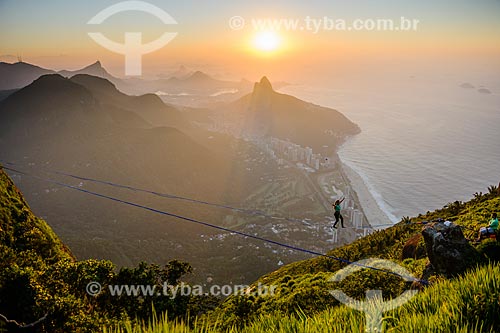  Praticantes de slackline na Pedra da Gávea com São Conrado e Morro Dois Irmãos ao fundo  - Rio de Janeiro - Rio de Janeiro (RJ) - Brasil