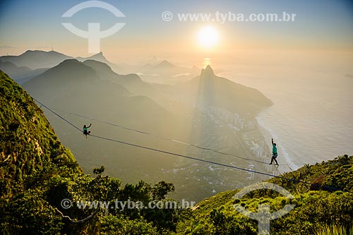  Praticantes de slackline na Pedra da Gávea com São Conrado e Morro Dois Irmãos ao fundo  - Rio de Janeiro - Rio de Janeiro (RJ) - Brasil