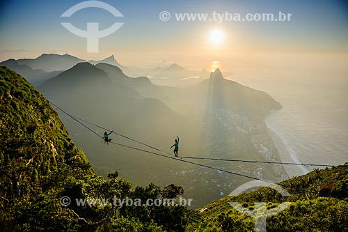  Praticantes de slackline na Pedra da Gávea com São Conrado e Morro Dois Irmãos ao fundo  - Rio de Janeiro - Rio de Janeiro (RJ) - Brasil