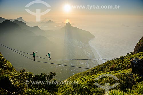  Praticantes de slackline na Pedra da Gávea com São Conrado e Morro Dois Irmãos ao fundo  - Rio de Janeiro - Rio de Janeiro (RJ) - Brasil