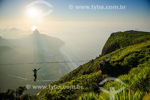  Praticantes de slackline na Pedra da Gávea com São Conrado e Morro Dois Irmãos ao fundo  - Rio de Janeiro - Rio de Janeiro (RJ) - Brasil