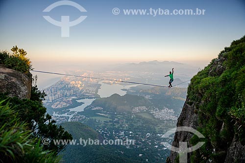  Praticantes de slackline na Pedra da Gávea com Barra da Tijuca ao fundo  - Rio de Janeiro - Rio de Janeiro (RJ) - Brasil