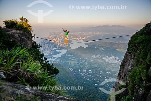  Praticantes de slackline na Pedra da Gávea com Barra da Tijuca ao fundo  - Rio de Janeiro - Rio de Janeiro (RJ) - Brasil