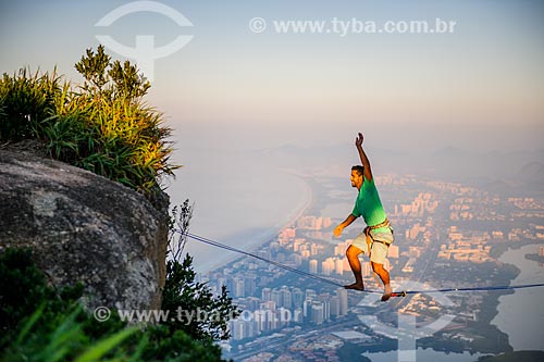  Praticantes de slackline na Pedra da Gávea com Barra da Tijuca ao fundo  - Rio de Janeiro - Rio de Janeiro (RJ) - Brasil