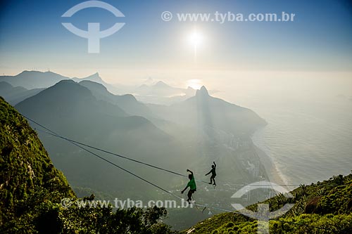  Praticantes de slackline na Pedra da Gávea com São Conrado e Morro Dois Irmãos ao fundo  - Rio de Janeiro - Rio de Janeiro (RJ) - Brasil