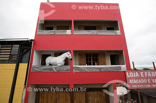  Escultura de cavalo em tamanho real na varanda de prédio  - Santa Cruz de Minas - Minas Gerais (MG) - Brasil