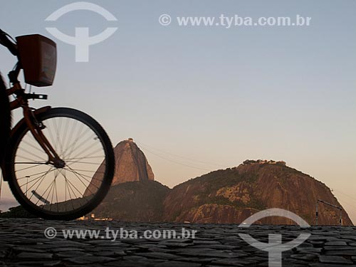  Bicicleta na Praia de Botafogo com Pão de Açúcar ao fundo  - Rio de Janeiro - Rio de Janeiro (RJ) - Brasil