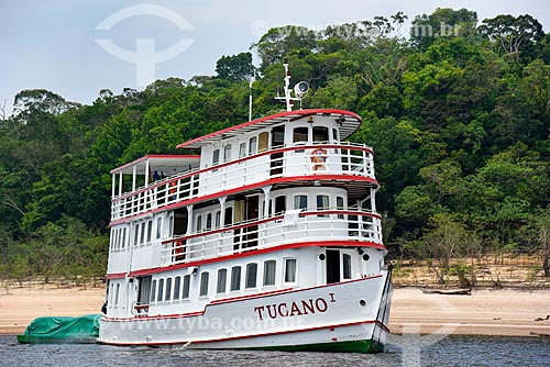  Barco turí­stico ancorado na margem do Rio Negro - Parque Nacional de Anavilhanas  - Novo Airão - Amazonas (AM) - Brasil