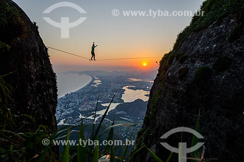  Praticante de slackline na Pedra da Gávea com Barra da Tijuca ao fundo  - Rio de Janeiro - Rio de Janeiro (RJ) - Brasil