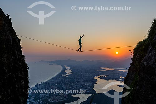  Praticante de slackline na Pedra da Gávea com Barra da Tijuca ao fundo  - Rio de Janeiro - Rio de Janeiro (RJ) - Brasil