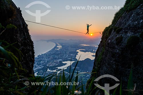  Praticante de slackline na Pedra da Gávea com Barra da Tijuca ao fundo  - Rio de Janeiro - Rio de Janeiro (RJ) - Brasil