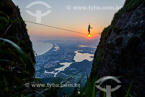  Praticante de slackline na Pedra da Gávea com Barra da Tijuca ao fundo  - Rio de Janeiro - Rio de Janeiro (RJ) - Brasil