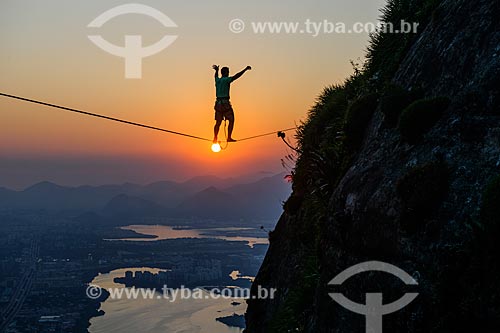  Praticante de slackline na Pedra da Gávea com Barra da Tijuca ao fundo  - Rio de Janeiro - Rio de Janeiro (RJ) - Brasil