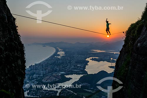  Praticante de slackline na Pedra da Gávea com Barra da Tijuca ao fundo  - Rio de Janeiro - Rio de Janeiro (RJ) - Brasil