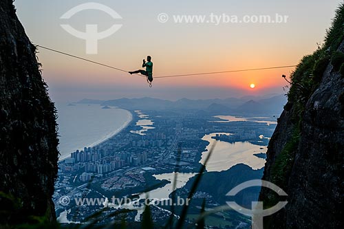  Praticante de slackline na Pedra da Gávea com Barra da Tijuca ao fundo  - Rio de Janeiro - Rio de Janeiro (RJ) - Brasil