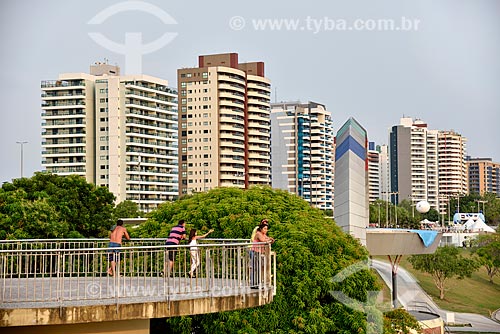  Mirante na orla da Praia de Ponta Negra com prédios ao fundo  - Manaus - Amazonas (AM) - Brasil