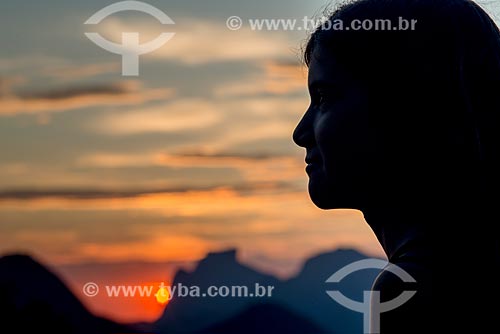  Silhueta de jovem com o pôr do sol na Pedra da Gávea ao fundo  - Rio de Janeiro - Rio de Janeiro (RJ) - Brasil