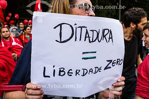  Cartaz com os dizeres: Ditadura = Liberdade Zero - durante manifestação a favor da Presidente Dilma Rousseff  - São Paulo - São Paulo (SP) - Brasil