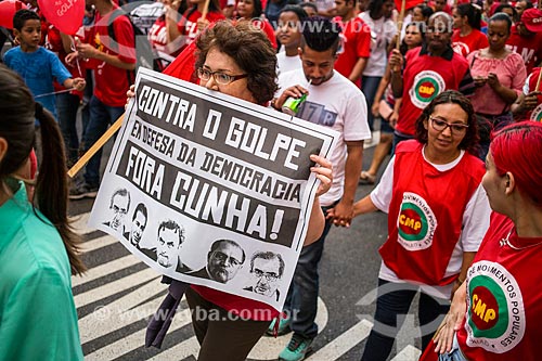  Cartaz com os dizeres: contra o golpe em defesa da democracia fora Cunha - durante manifestação a favor da Presidente Dilma Rousseff  - São Paulo - São Paulo (SP) - Brasil