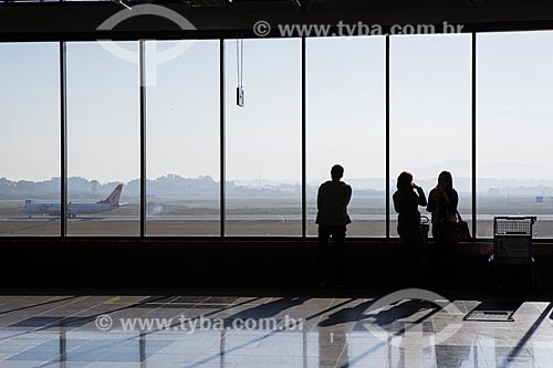  Silhueta de passageiros no interior do Aeroporto Internacional Afonso Pena - também conhecido como Aeroporto Internacional de Curitiba  - São José dos Pinhais - Paraná (PR) - Brasil