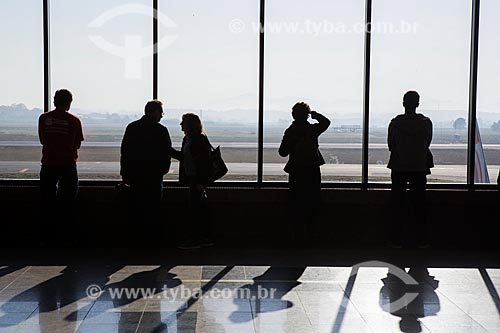  Silhueta de passageiros no interior do Aeroporto Internacional Afonso Pena - também conhecido como Aeroporto Internacional de Curitiba  - São José dos Pinhais - Paraná (PR) - Brasil