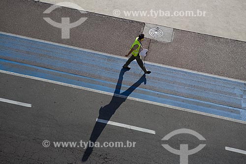  Funcionário em faixa de pedestre na pista Aeroporto Internacional Afonso Pena - também conhecido como Aeroporto Internacional de Curitiba  - São José dos Pinhais - Paraná (PR) - Brasil