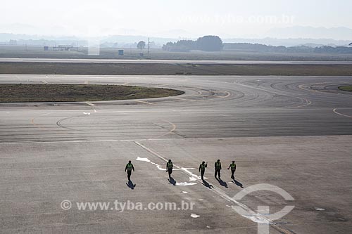  Funcionários na pista do Aeroporto Internacional Afonso Pena - também conhecido como Aeroporto Internacional de Curitiba  - São José dos Pinhais - Paraná (PR) - Brasil