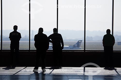  Silhueta de passageiros no interior do Aeroporto Internacional Afonso Pena - também conhecido como Aeroporto Internacional de Curitiba  - São José dos Pinhais - Paraná (PR) - Brasil