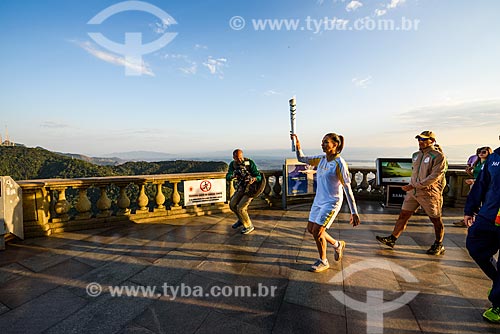  Passagem da Tocha Olímpica pelo Cristo Redentor (1931) - Atleta carregando a tocha olímpica - Ex jogadora de vôlei Isabel  - Rio de Janeiro - Rio de Janeiro (RJ) - Brasil