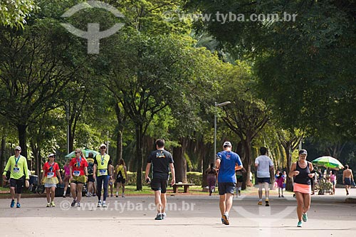  Pessoas caminhando no Parque do Ibirapuera  - São Paulo - São Paulo (SP) - Brasil