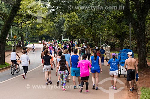  Pessoas caminhando no Parque do Ibirapuera  - São Paulo - São Paulo (SP) - Brasil