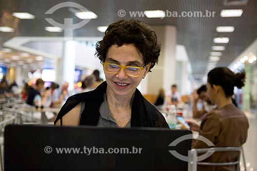  Mulher utilizando laptop na praça de alimentação do Aeroporto Santos Dumont  - Rio de Janeiro - Rio de Janeiro (RJ) - Brasil