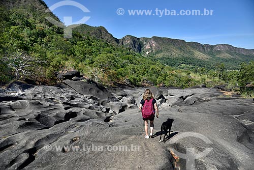  Turista caminhando no Vale da lua - Parque Nacional da Chapada dos Veadeiros  - Alto Paraíso de Goiás - Goiás (GO) - Brasil