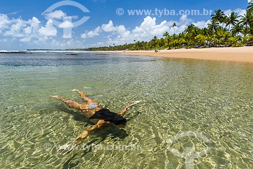  Mulher nas piscinas naturais da Praia de taipús de fora  - Maraú - Bahia (BA) - Brasil