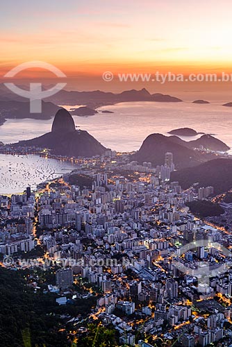  Vista de Botafogo a partir do mirante do Cristo Redentor com o Pão de Açúcar ao fundo durante o amanhecer  - Rio de Janeiro - Rio de Janeiro (RJ) - Brasil