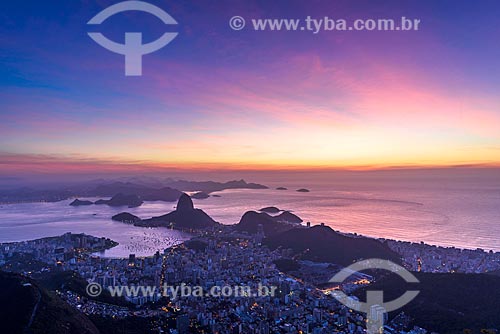  Vista de Botafogo a partir do mirante do Cristo Redentor com o Pão de Açúcar ao fundo durante o amanhecer  - Rio de Janeiro - Rio de Janeiro (RJ) - Brasil