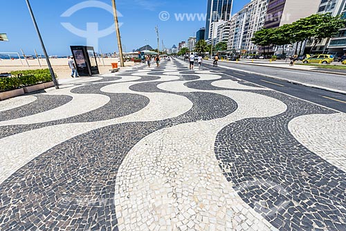  Calçadão na orla da Praia do Leme  - Rio de Janeiro - Rio de Janeiro (RJ) - Brasil