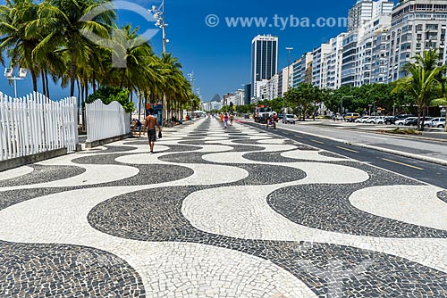  Calçadão na orla da Praia do Leme  - Rio de Janeiro - Rio de Janeiro (RJ) - Brasil