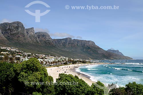  Vista da praia de Camps Bay - com as montanhas conhecidas como Os Doze Apóstolos - parte da Montanha da Mesa - uma das Novas Sete Maravilhas Naturais do Mundo - ao fundo  - Cidade do Cabo - Província do Cabo Ocidental - África do Sul