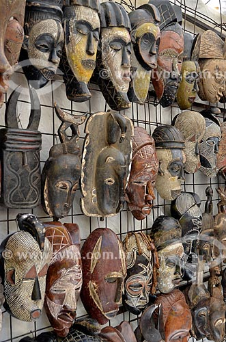  Máscaras à venda na feira de artesanato no Greenmarket Square (1696)  - Cidade do Cabo - Província do Cabo Ocidental - África do Sul