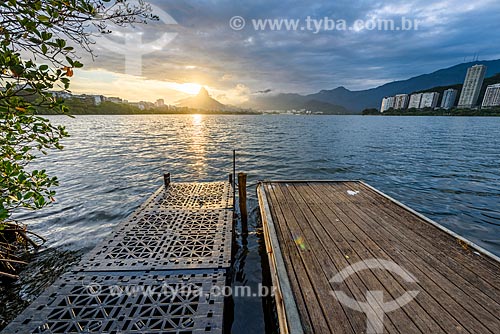  Vista do pôr do sol na Lagoa Rodrigo de Freitas com o Morro Dois Irmãos ao fundo  - Rio de Janeiro - Rio de Janeiro (RJ) - Brasil