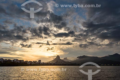  Vista do pôr do sol na Lagoa Rodrigo de Freitas com o Morro Dois Irmãos ao fundo  - Rio de Janeiro - Rio de Janeiro (RJ) - Brasil