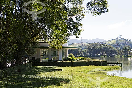  Fonte Vichy com o Lago de São Lourenço no Parque das Águas São Lourenço  - São Lourenço - Minas Gerais (MG) - Brasil