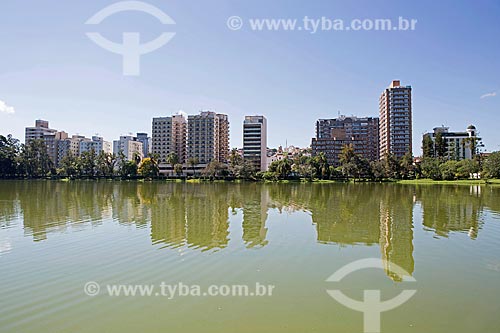  Lago de São Lourenço no Parque das Águas São Lourenço com prédios ao fundo  - São Lourenço - Minas Gerais (MG) - Brasil