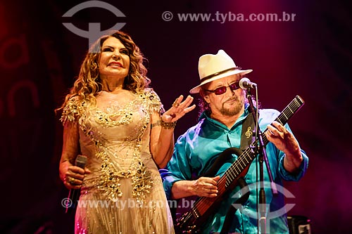  Elba Ramalho e Geraldo Azevedo cantando na Praia de Copacabana durante a festa de réveillon  - Rio de Janeiro - Rio de Janeiro (RJ) - Brasil