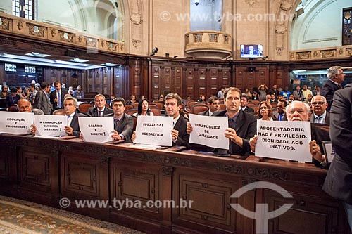  Políticos de oposição com placas de protesto no interior da Assembléia Legislativa do Estado do Rio de Janeiro (ALERJ)  - Rio de Janeiro - Rio de Janeiro (RJ) - Brasil